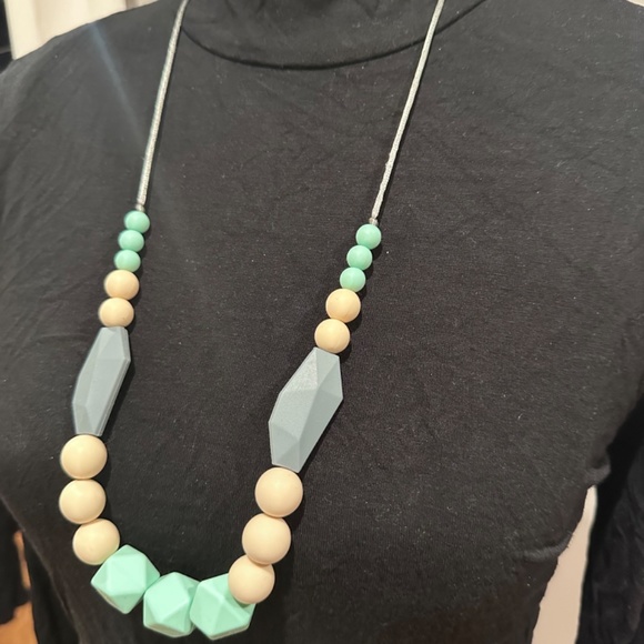 Like New Maternity / New Mom Teething Necklace - Picture 6 of 7